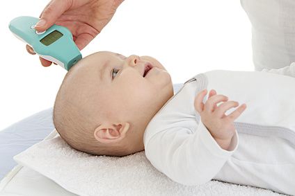 Fieber messen mit Infrarot Thermometer bei Baby