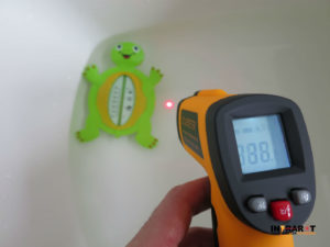 Messung von Badewasser mit Laser Thermometer